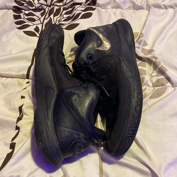 Nike Kyries - Picture 2 of 3